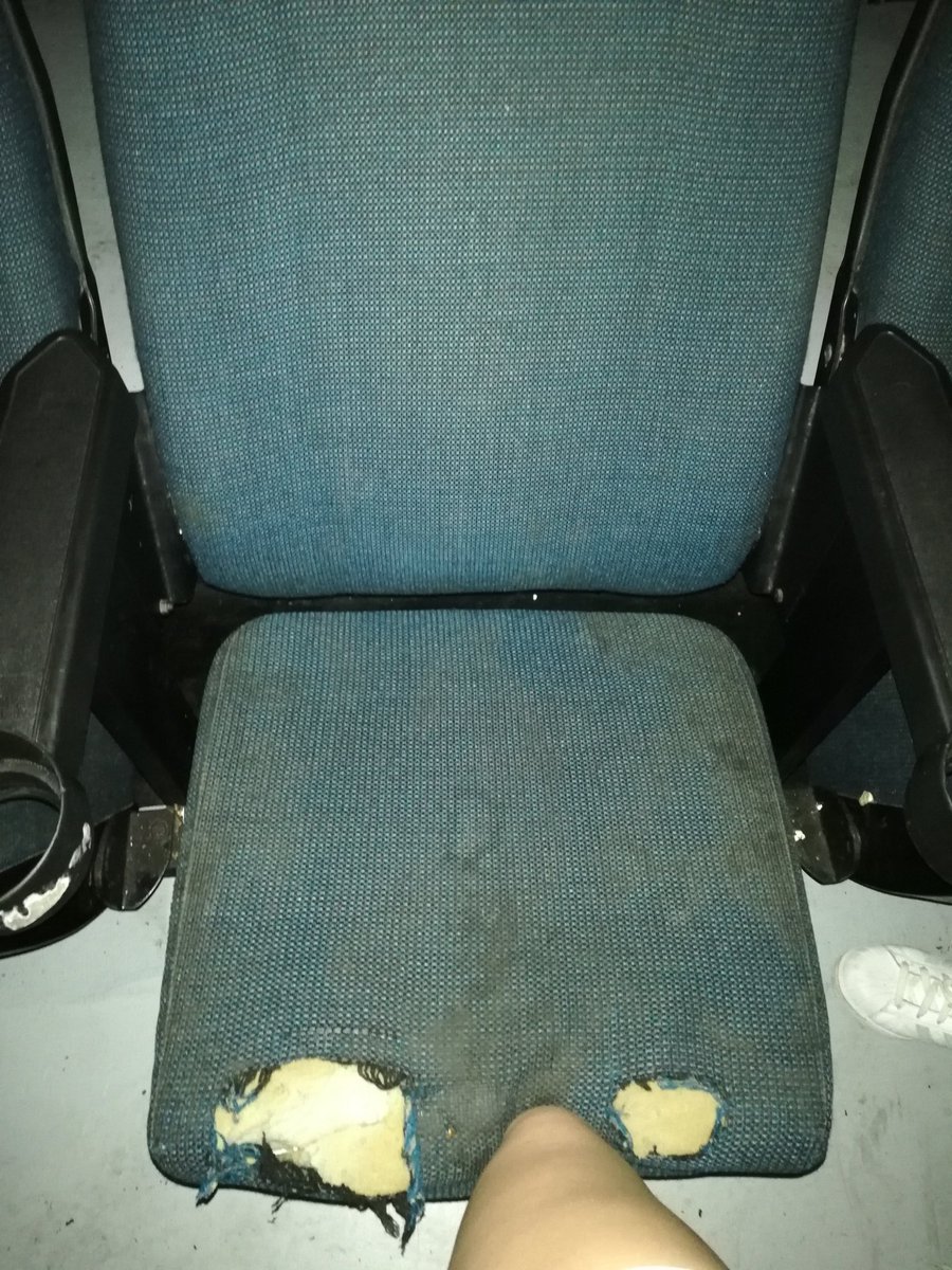 kateOFF_'s tweet photo. Cine Hoyts me tiene bloqueada, porque en vdd no es primera vez que le reclamo las condiciones que tiene las salas en #Antofagasta pero mira esta weá inaceptable indecente. https://t.co/WlemDS15nY