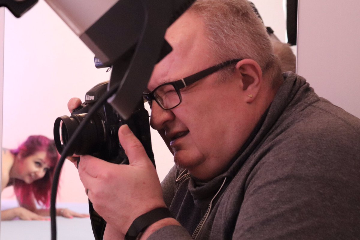 GabrieleDistler's tweet image. Voll konzentriert der Fotograf  heute Nachmittag beim Fotoshooting. 
#IXELA-fotodesign #photography #modelphotography #fotografie #schiessbudenhexe #fotograf #photographer #model