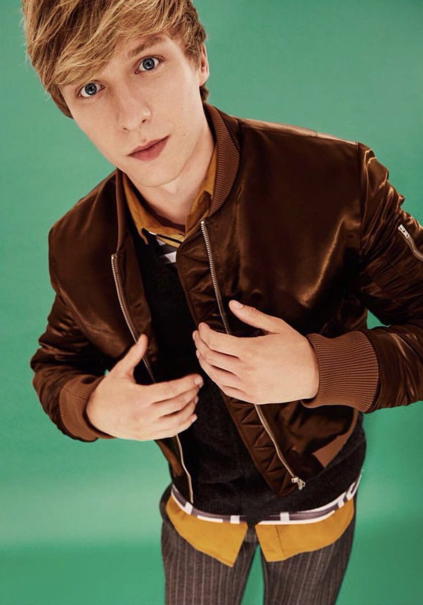 erchovraphael's tweet image. *Alec’s voice*
I can’t think straight