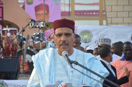 mohamedbazoum's tweet photo. #28éme_anniversaire #PNDS_TARAYYA #extrait_discours
Le PR @IssoufouMhm qui n'est pas peu fier de cet état de fait ne cesse de nous exhorter à cultiver encore plus l'unité et la solidarité entre nous. https://t.co/1p0af9NwyA
