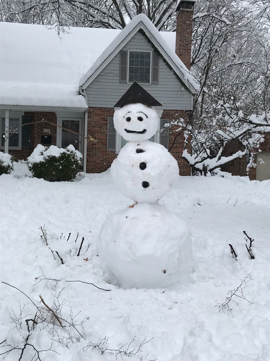 ZalkLibrary's tweet photo. Do you want to build a snowman? My neighbors sure did! #CoMoSnow ⛄️💕 https://t.co/kF8oLW3iP2