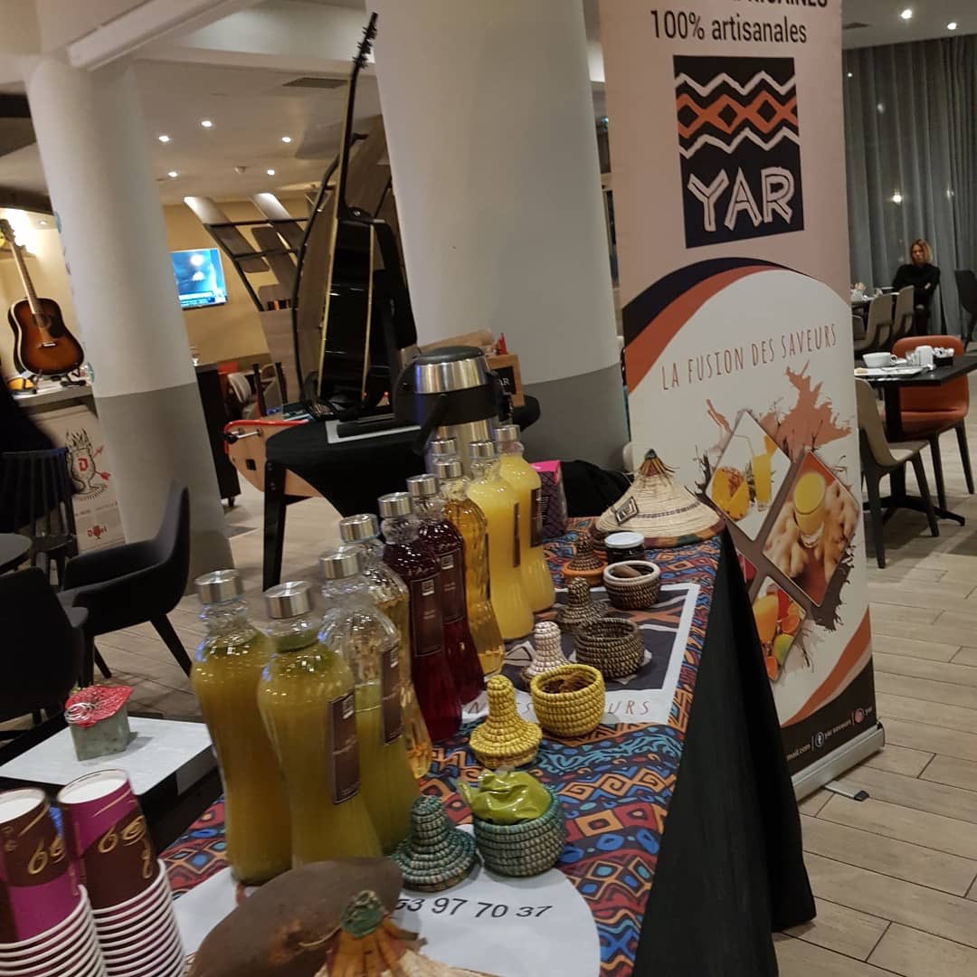 YAR est une marque qui conçoit, fabrique et commercialise auprès des entreprises des boissons naturelles aux saveurs africaines, tout en faisant du zéro déchet. Coumba  Niane en est la fondatrice et dirigeante.
