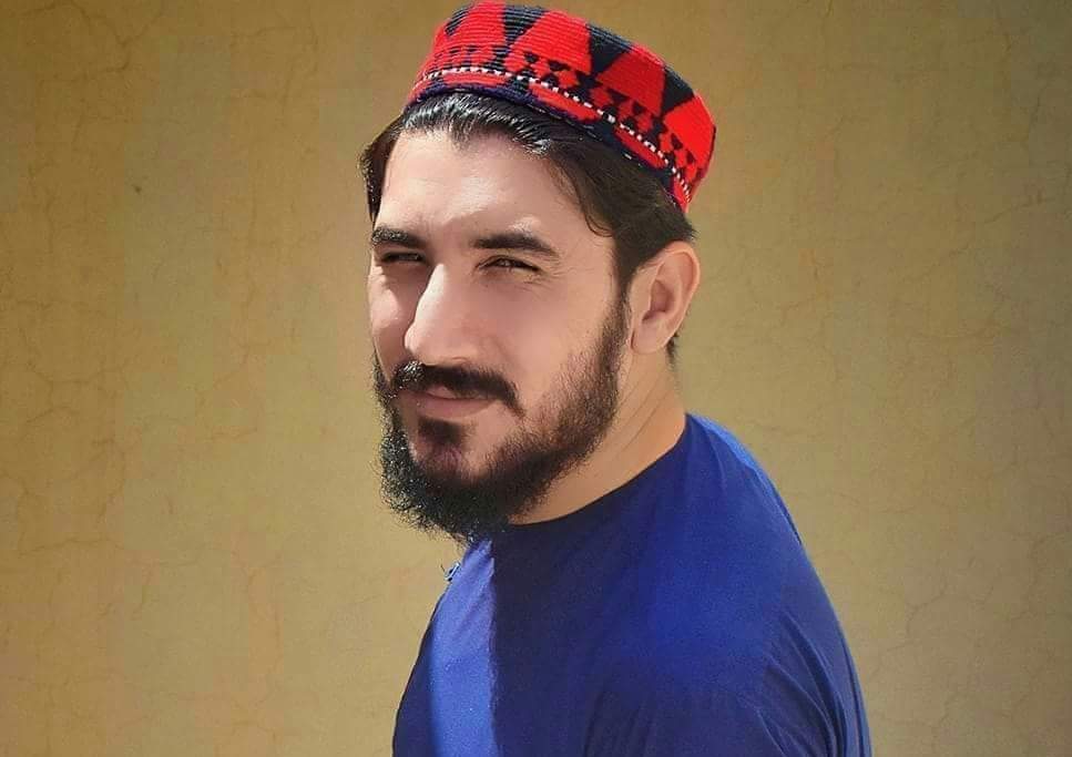 2oorie's tweet photo. #PashtunProtectionMovement
#RejectStateTerrorism
#PashtunLongMarch2Tank
#PTM
دا تہ چوک یی۔۔خامار سرہ پہ جنگ ئی
دا تہ چوک یی۔۔۔طوفان سرہ جنگیگی
خامحا دی کہ خوشحال سرہ خپلوی شتہ
بایزید غوندی دی روخ کے روخانی شتہ
دہ سر تور ملنگ چہ کیگے راتہ وایہ
چی داسی پہ سترگو کے دہ روشنی شتہ https://t.co/yU72i5EeXM