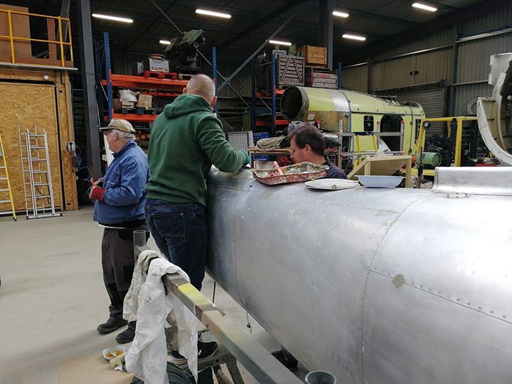 AATLSE31's tweet photo. Ce samedi : beaucoup de boulot sur les avions !
Du démontage et du décapage sur le #MS733
De la peinture sur les ailes du #Salmson2A2
Des travaux de structure sur le #BreguetAlizé https://t.co/8oO1oBJE1o https://t.co/DJNMpoqdsM