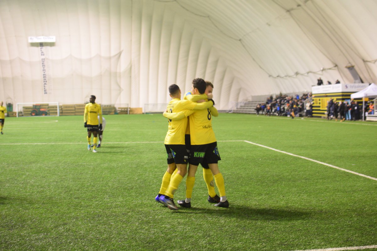 MariusHelgaa's tweet photo. Jeg tok bilde av noen jublende Raufoss-spillere. Amedia filma dem fra motsatt vinkel :) #fotball #linselus https://t.co/nJv0nibo8u