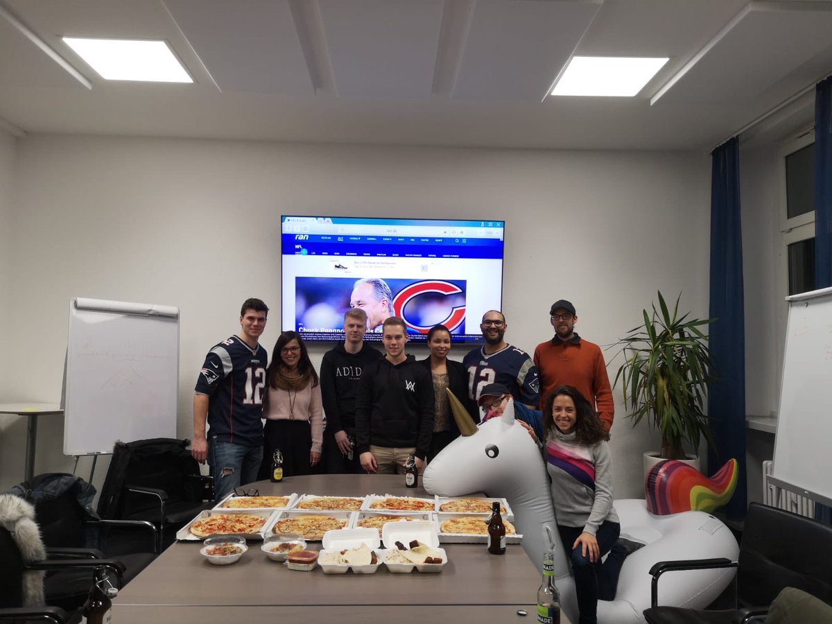 Pizza und #ranNFL. In Reminiszenz an <a href="/WillFerreI/">Willian Ferreira</a> und den Knastcoach auf <a href="/ProSieben/">ProSieben</a> fragen wir: Wann rennt Frank the Tank durchs Bild? #ranNFL #football #INDvsKC <a href="/Icke41/">Icke Dommisch</a>