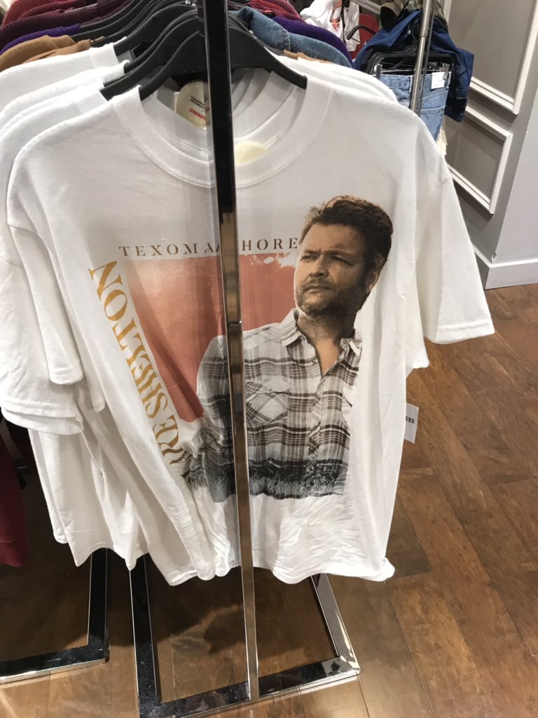 Andreau_13's tweet photo. You know @blakeshelton has made it when you spot him @Forever21 https://t.co/lLjAm6nb3d