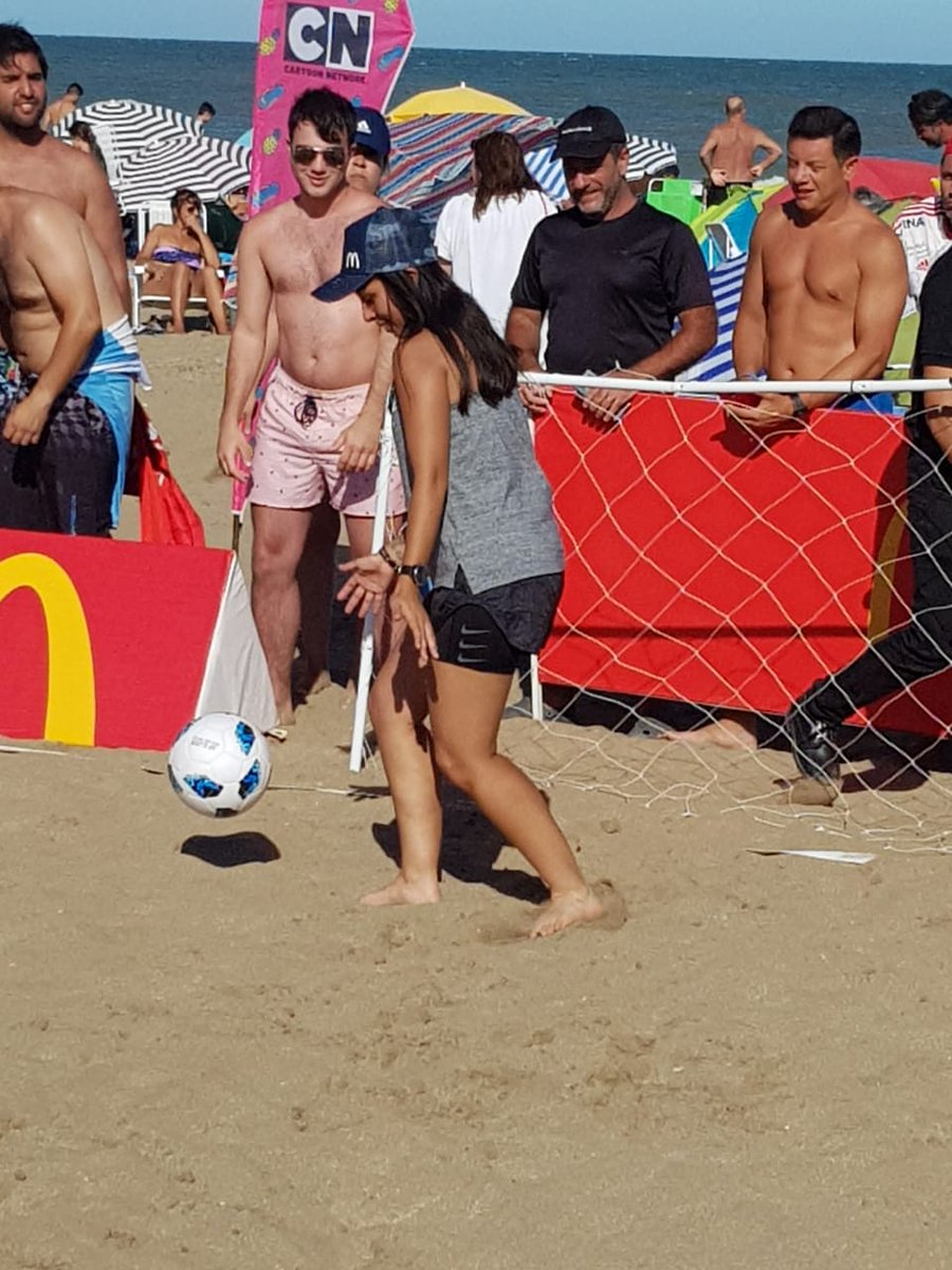 Felices de ver y conversar con 2 talentosos como <a href="/evelinacabrera/">@evelinacabrera</a> y <a href="/Fercaveoficial/">Fernando Cavenaghi</a> transmitiendo la pasión por el #futbol a los #niños en esta Clínica preparada x el espacio de <a href="/McDonalds_Ar/">McDonalds_Ar ⭐⭐⭐</a> #VeranoEnMc #pinamar <a href="/affaroficial/">AFFAR</a> #futbol #futfem #deporte #sports #LATAM #cvplayers