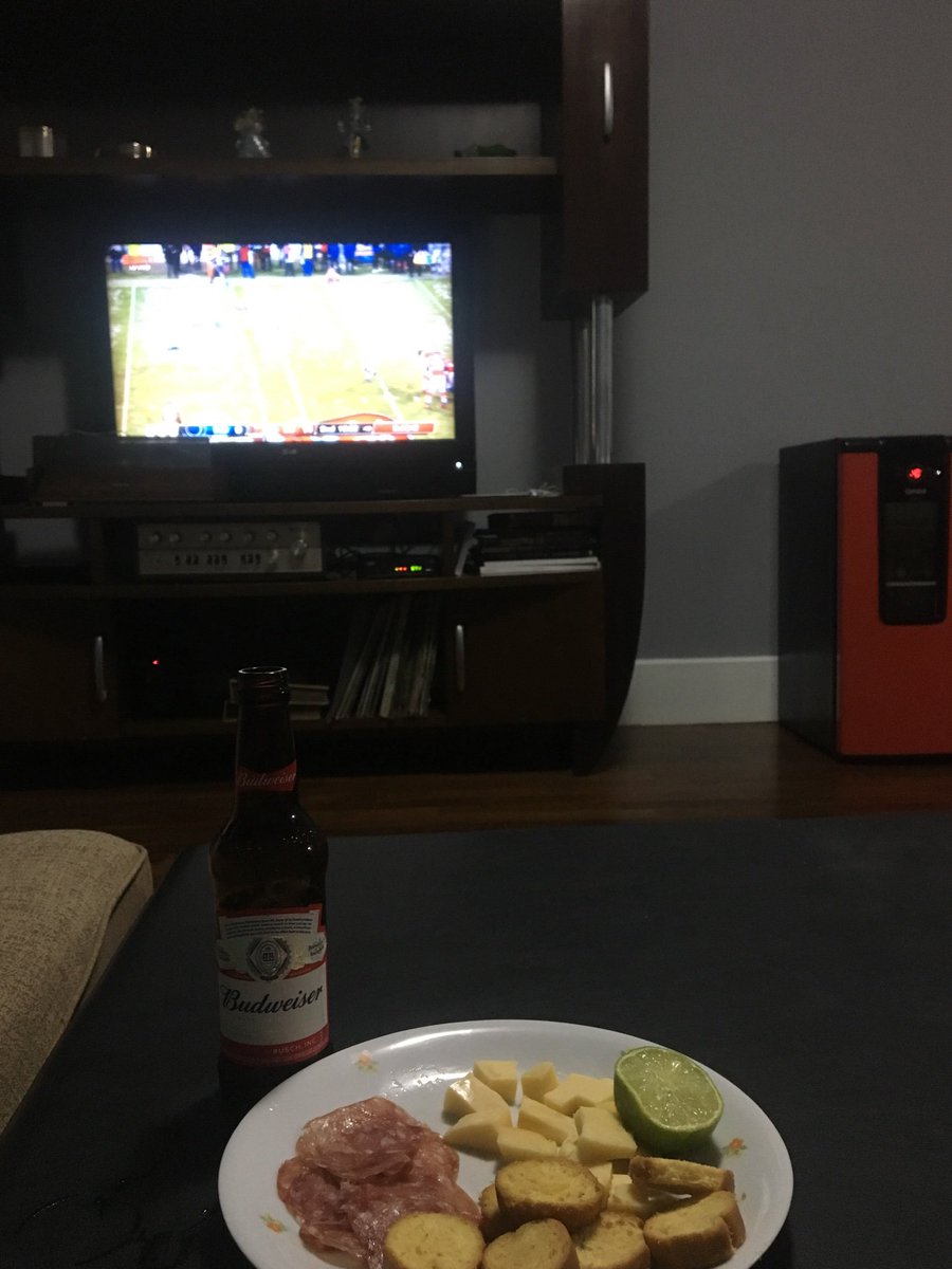 Cerveja + petisco + nfl combinação perfeita pro sábado!!! Tareek hill chamando a responsa depois da saída do hunt! #NFLnaESPN #NFLPlayoffs #NFLBrasil <a href="/pauloantunes/">Paulo Antunes</a> @everaldomarques