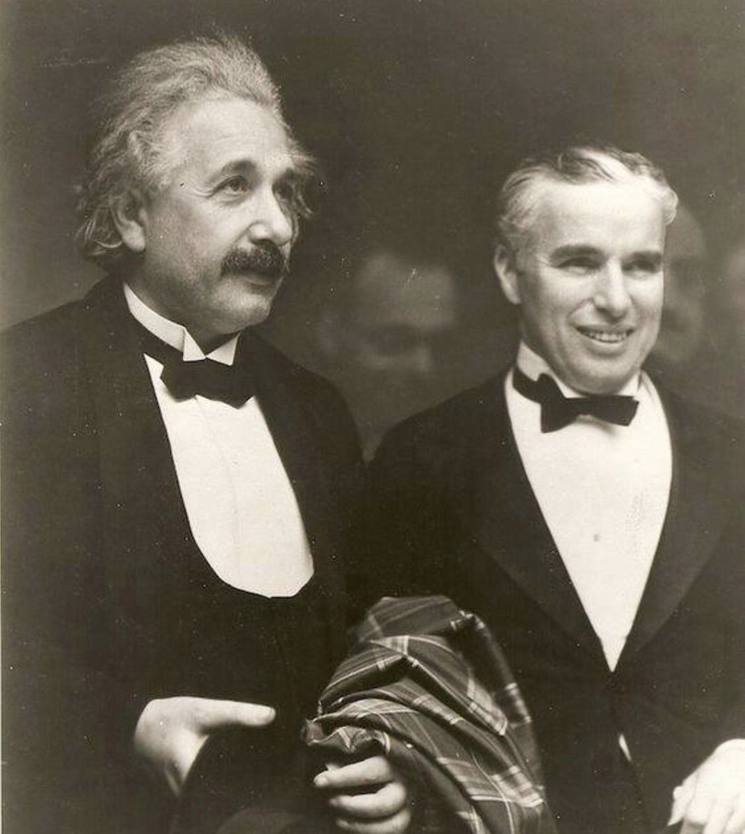 andreapezzi's tweet photo. Quando Einstein incontrò per la prima volta Chaplin gli disse:
«Quello che ammiro in lei è la capacità di farsi capire senza aver mai detto una parola».
«E’ vero – rispose – ma lei è più bravo di me perché il mondo la stima pur non capendo niente di tutto quello che ha detto» https://t.co/H9TMATZNxe