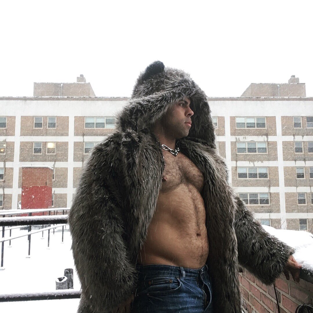 Lorenzoflexx's tweet photo. Come and let me keep you warm while the snow falls 😉❄️🌨 https://t.co/iASHkugXEY