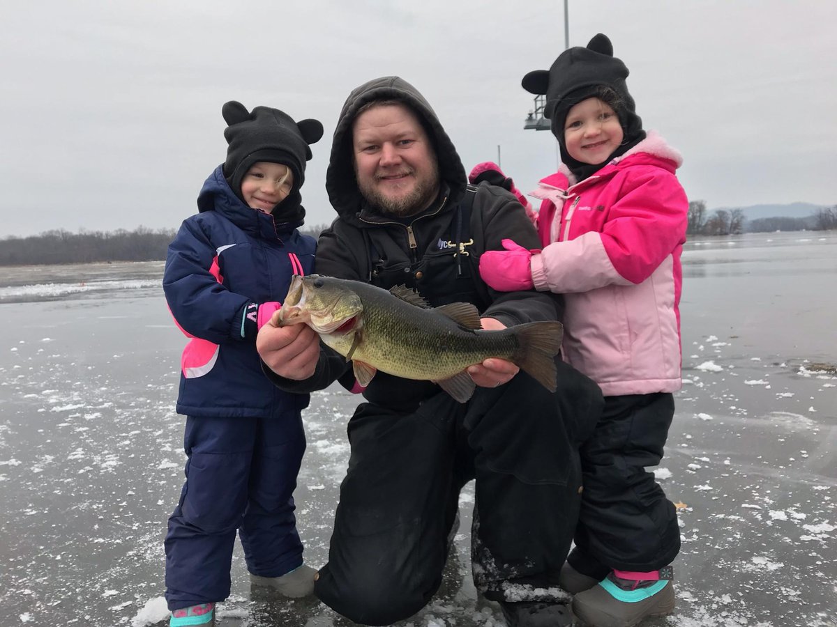 JacobScriver's tweet image. Good day on the ice. Didn't catch much but was a blast having my brother and nieces along with. #icefishing @Frabill_Inc @ClamOutdoors @EagleClawFish