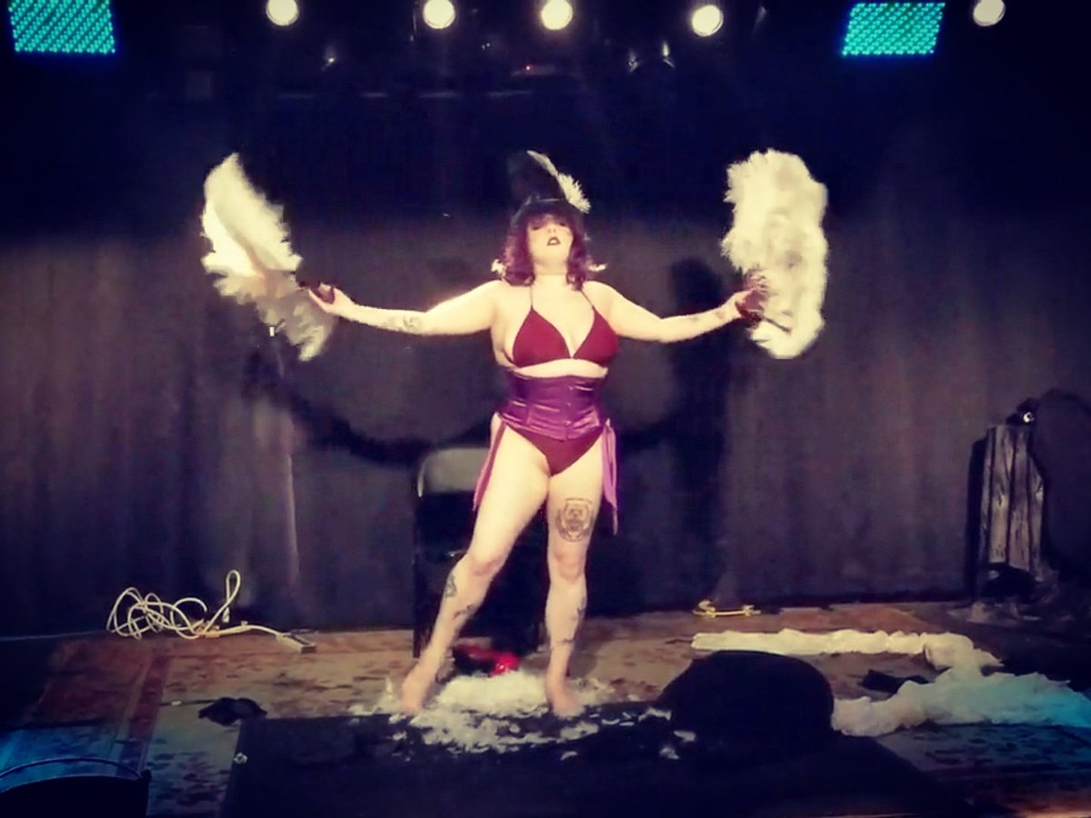 peachy_keen13's tweet photo. From @darkangelsburlesque Showcase in December
#orchardcorset #plussizemodel #plussizeburlesque #burlesque #fandance #featherdance #tophat #stevienickstribute #whitewingeddove #corset #corsettraining #plussize https://t.co/XVK9QEPR3i