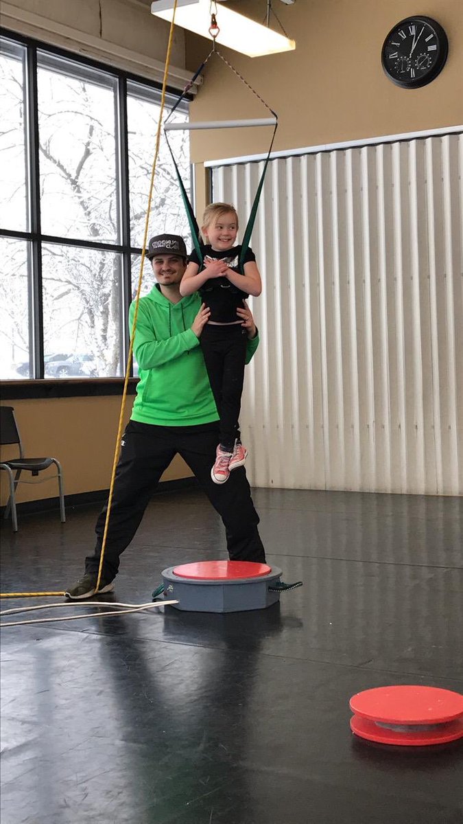 SpinWithDavid's tweet photo. There’s nothing but smiles at Elise’s one-on-one lesson! 📸😀

Here she is holding her #CrossPosition (and looking in the mirror at how #cool she looks in the air!)

To schedule a #lesson with me, send me an email:

David@skatedavid.com https://t.co/8PtYfYQHMs