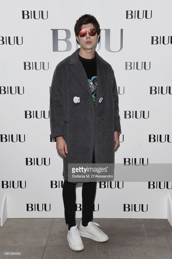 Kletkaeo_Gaew's tweet photo. MILAN, ITALY - JANUARY 12: 
Itthipat Thanit attends the BIUU Special Show Photocall during Milan Men's Fashion Week Autumn/Winter 2019/20 on January 12, 2019 in Milan, Italy.
(Photo by Stefania M. D'Alessandro/Getty Images for BIUU)

#ก็อตอิทธิพัทธ์ 
#BIUU 
#Milanfashionweek https://t.co/8muezkA6D4