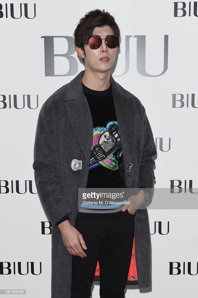 Kletkaeo_Gaew's tweet photo. MILAN, ITALY - JANUARY 12: 
Itthipat Thanit attends the BIUU Special Show Photocall during Milan Men's Fashion Week Autumn/Winter 2019/20 on January 12, 2019 in Milan, Italy.
(Photo by Stefania M. D'Alessandro/Getty Images for BIUU)

#ก็อตอิทธิพัทธ์ 
#BIUU 
#Milanfashionweek https://t.co/8muezkA6D4
