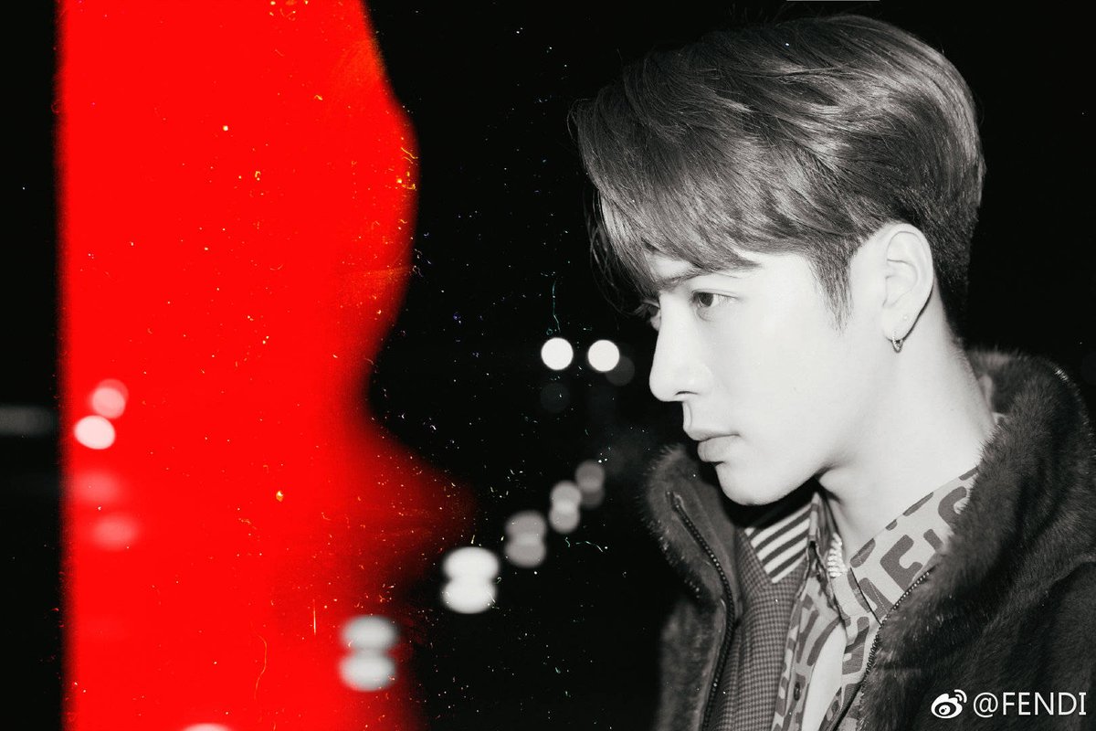 JacksonWGlobal's tweet photo. [WEIBO] 190113 FENDI (1/2)

@JacksonWang852 makes an appearance at the airport and heads off for Fendi F/W 2019 Menswear show.
#FendiManinMilan

#JacksonWang #王嘉尔 #잭슨 #GOT7 @GOT7Official https://t.co/QONoVdsJUl