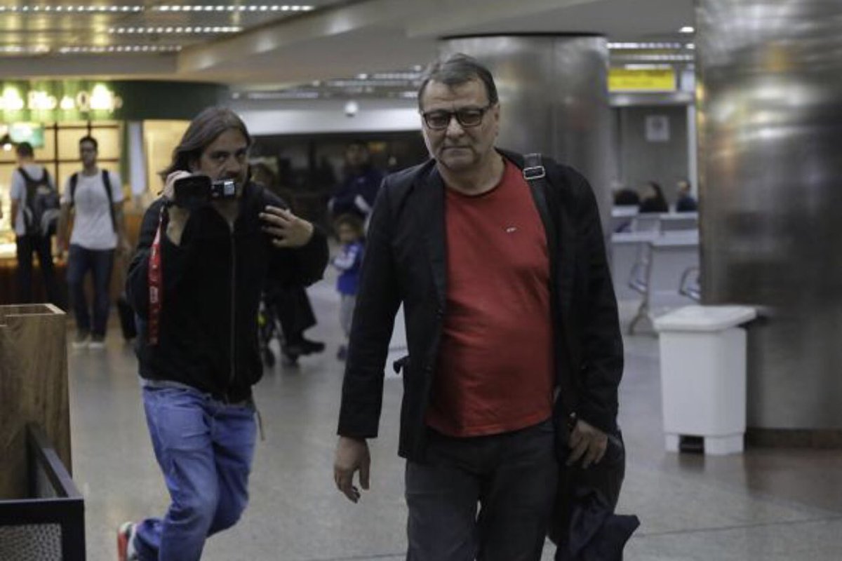 BolsonaroSP's tweet photo. (ITA) Il Brasile non è più terra di banditi. @matteosalvinimi , il "piccolo regalo" è in arrivo 🇮🇹 ✈️ https://t.co/vbsHBTZ2Pc