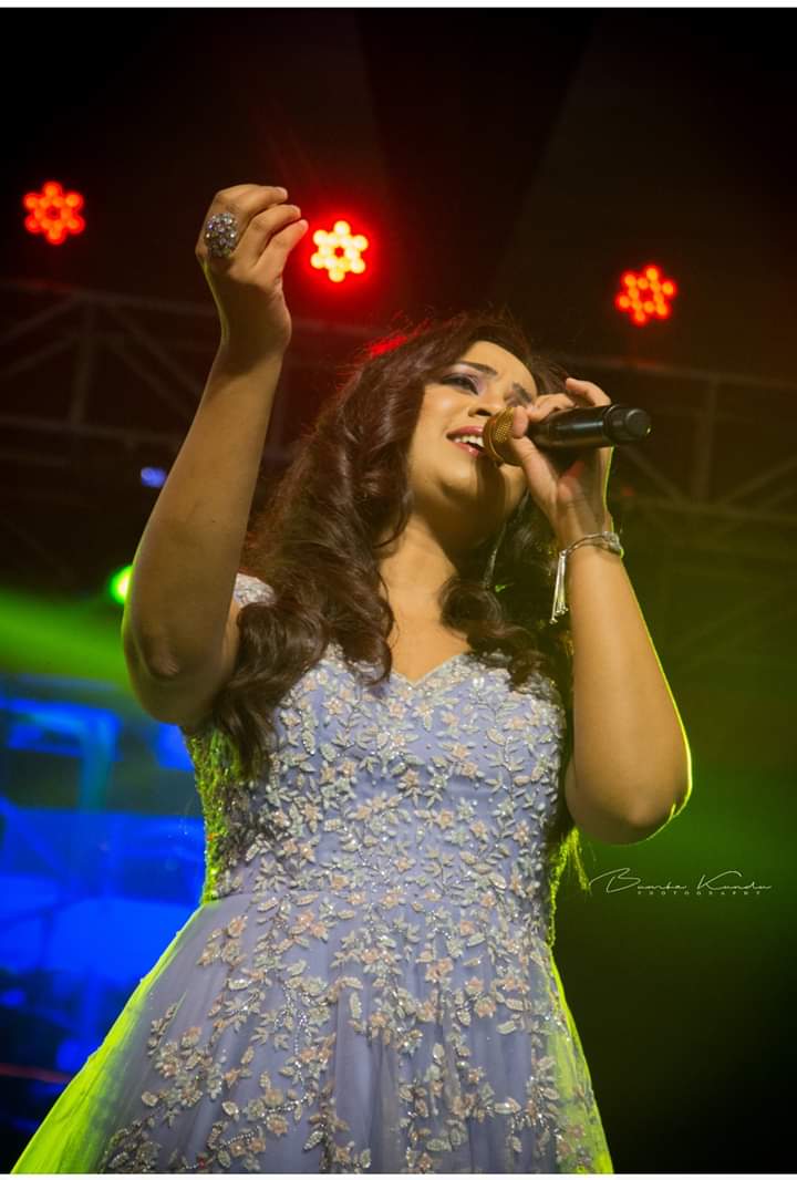 SonaSsg's tweet photo. *EXCLUSIVE CLICKS*(SET-1)
Some alluring stuffs from d concert at #JodhpurUtsav2019 in #Kolkata which was hold at #TaltolaGround on #12Jan2019!
The Nightingale of India mesmerized #WestBengal on her #4thConcert this yr by her outstanding performance.
#ShreyaGhoshalLiveInConcert https://t.co/1DkVgbFlPL