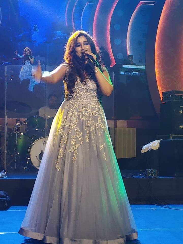 SonaSsg's tweet photo. *EXCLUSIVE CLICKS*(SET-1)
Some alluring stuffs from d concert at #JodhpurUtsav2019 in #Kolkata which was hold at #TaltolaGround on #12Jan2019!
The Nightingale of India mesmerized #WestBengal on her #4thConcert this yr by her outstanding performance.
#ShreyaGhoshalLiveInConcert https://t.co/1DkVgbFlPL
