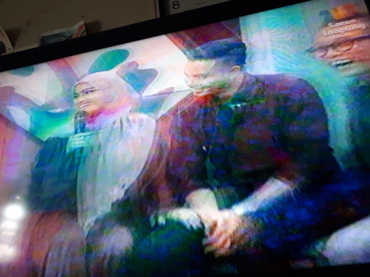 themateenhansel's tweet photo. @elfira_loy @FarisKAnuar #elfaris #meloditv3 @TV3_Melodi https://t.co/8L25Djq6c5