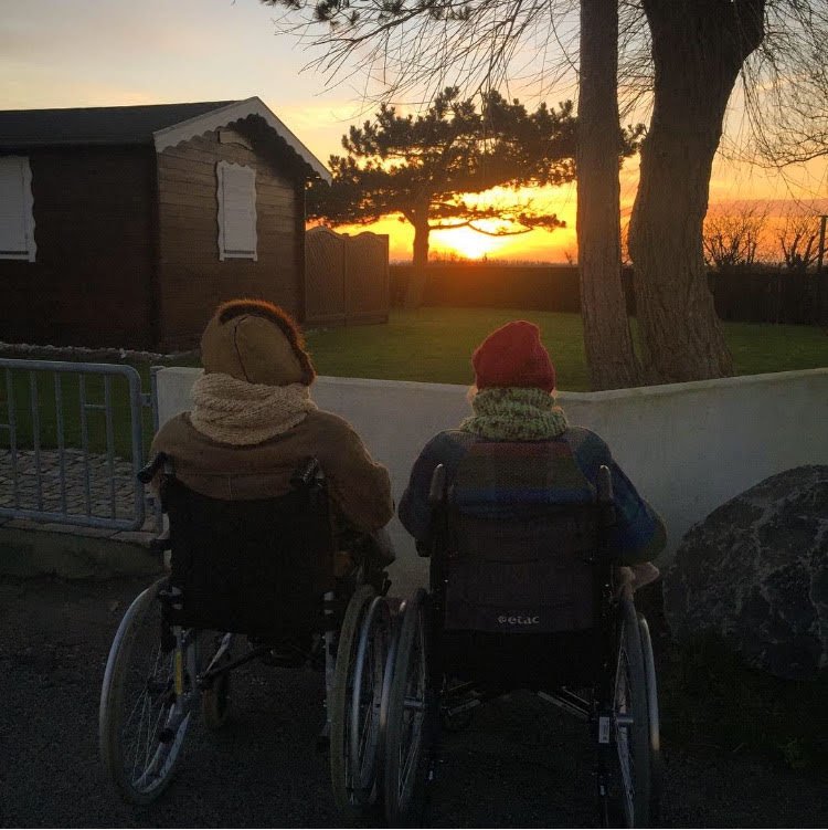 Monimo_Music's tweet image. Took the grandparents out for a stroll so they could get some air and watch the sunset.
Not pictured: the fam all walking side by side down the street together looking like an album cover.
Also not pictured: Them asking to be pushed next to one another so they could hold hands 😍