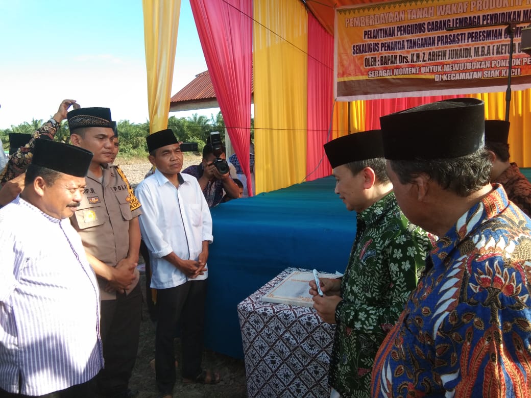 Ketua Lembaga Pendidikan Maarif PBNU menandatangani prasasti peresmian kompleks pendidikan LP Ma'arif NU di Desa Sungai Siput, Kecamatan Siak Kecil Kabupaten Bengkalis Riau. Areal seluas 14 ha yang berasal dari wakaf warga ini akan dibangun kompleks pendidikan dari TK sampai PT