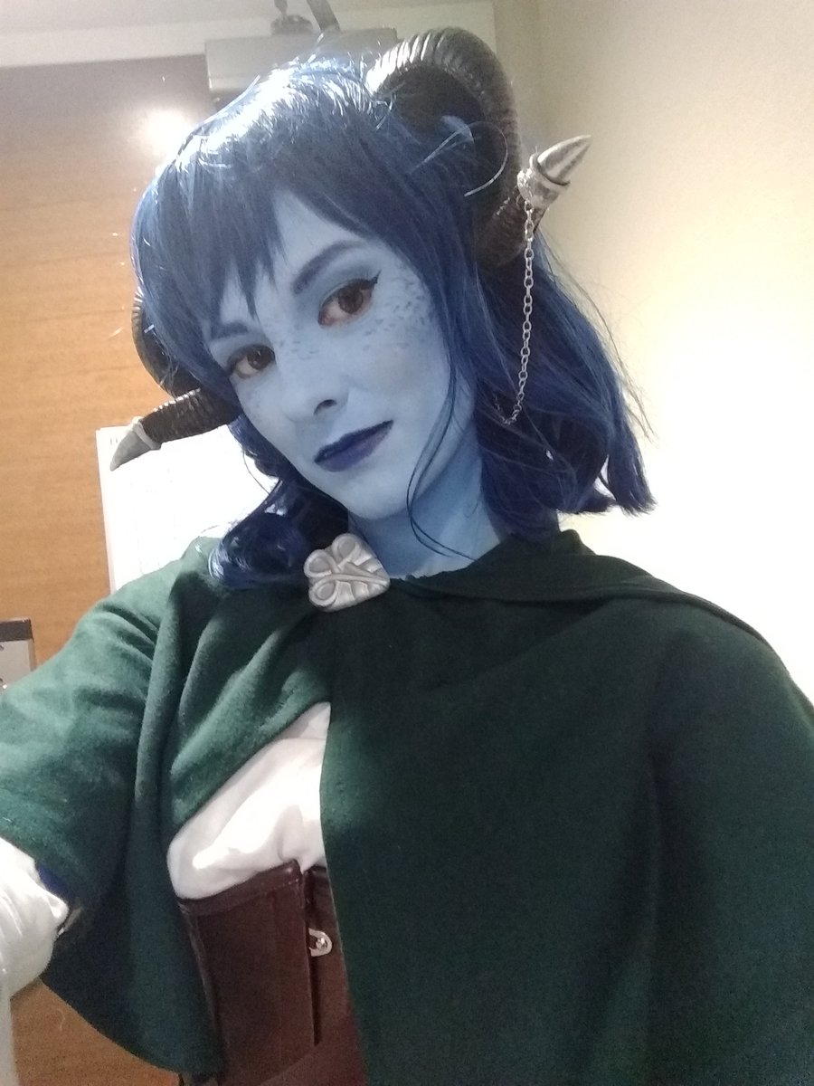 Having so much fun!! Thanks to everyone who stopped me for a picture 💙💚💙💚 @LauraBaileyVO #ohayocon2019 #ohayocon #CriticalRole #CriticalRoleCosplay