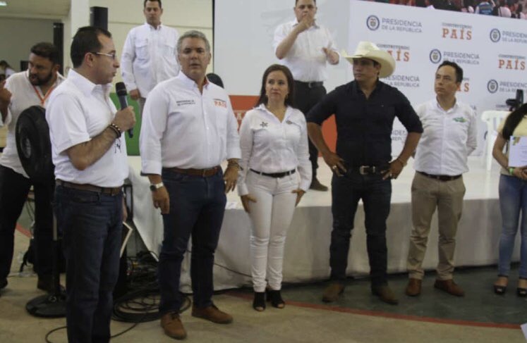 EstradaCarlosM's tweet photo. Realizamos junto al Presidente @ivanDuque y el Gobernador del Casanare, @AlirioBarreraR, la entrega simbólica de cheques a 12 emprendedores beneficiados con recursos del Fondo Emprender por valor de $1.489 millones, generando 71 empleos directos y 106 indirectos para el Canasare. https://t.co/2irtfestpb