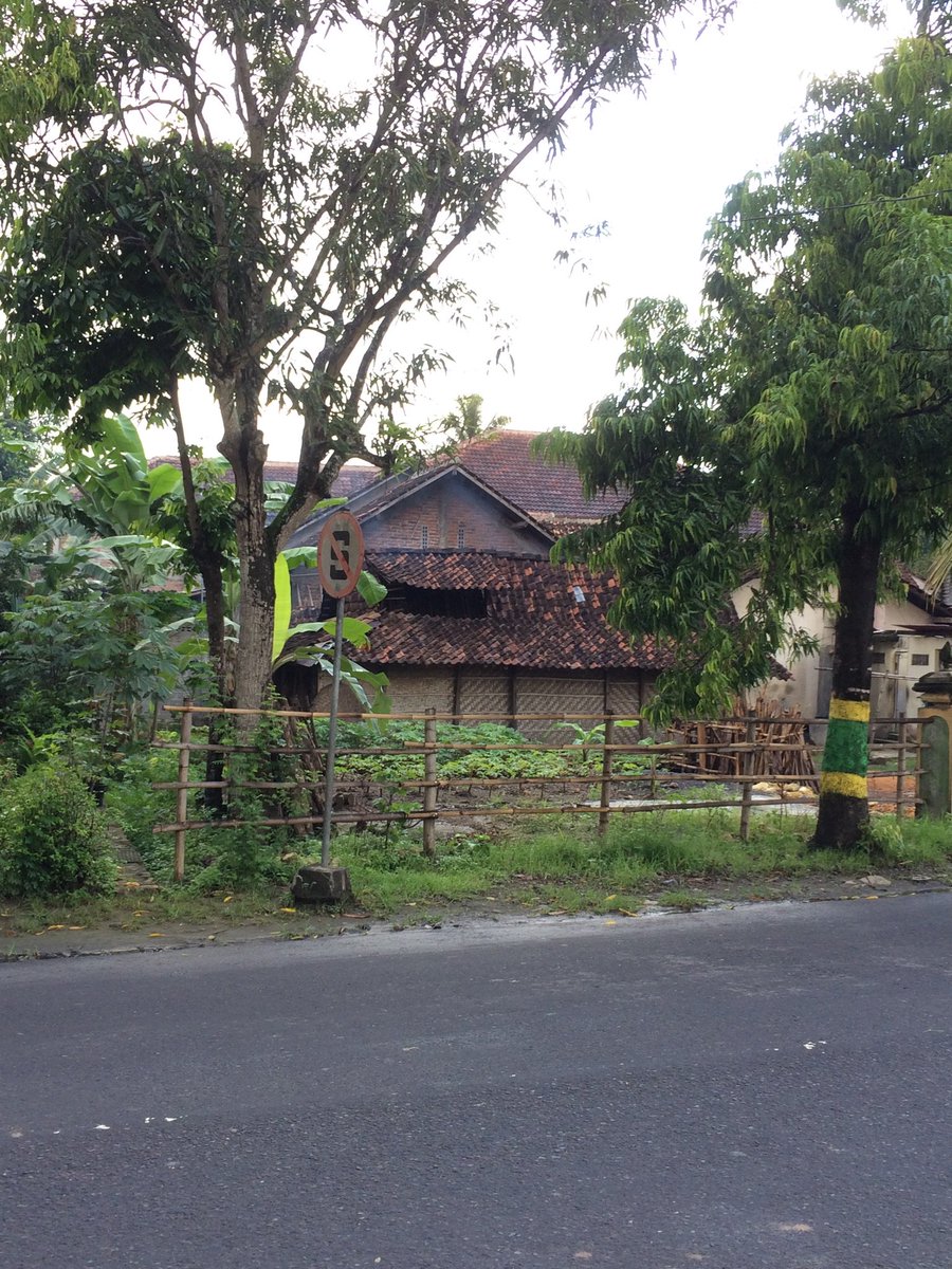 watespahpoh's tweet image. Sistem fentilasi ala rumah di kampung. Celah celah genting dan bagian terbuka yang menghindarkan dari buleg asap kayu. Rumahmu masih begini lik? #MampirKulonProgo