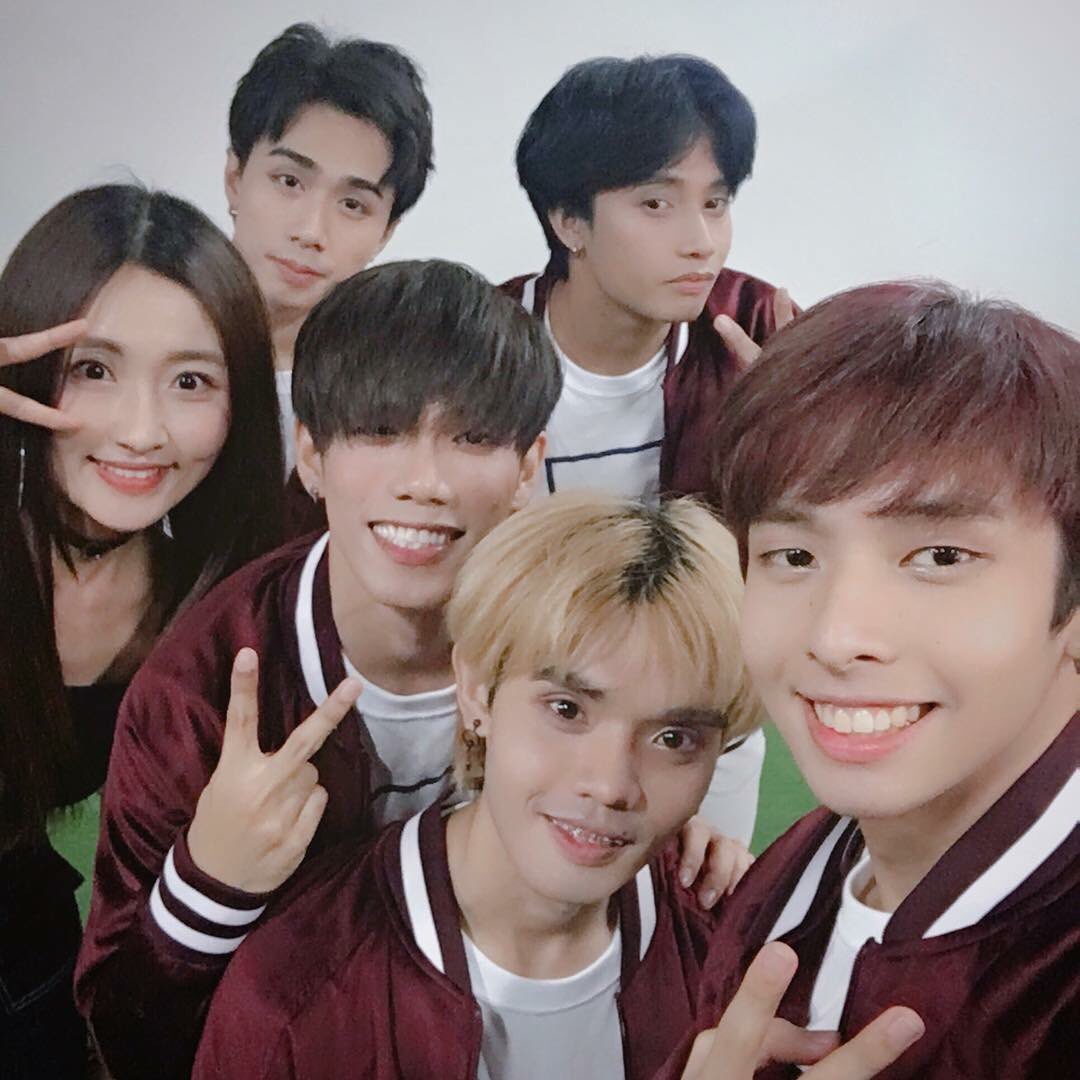 JustStay0707's tweet photo. 190113 Hong Ganda's facebook update with the boys✨

"아프지말고.
#SB19"

#에스비19 #SB19_JUSTIN #SB19_KEN #SB19_SEJUN #SB19_STELL #SB19_JOSH #HongGanda https://t.co/vw4mS0SgDh