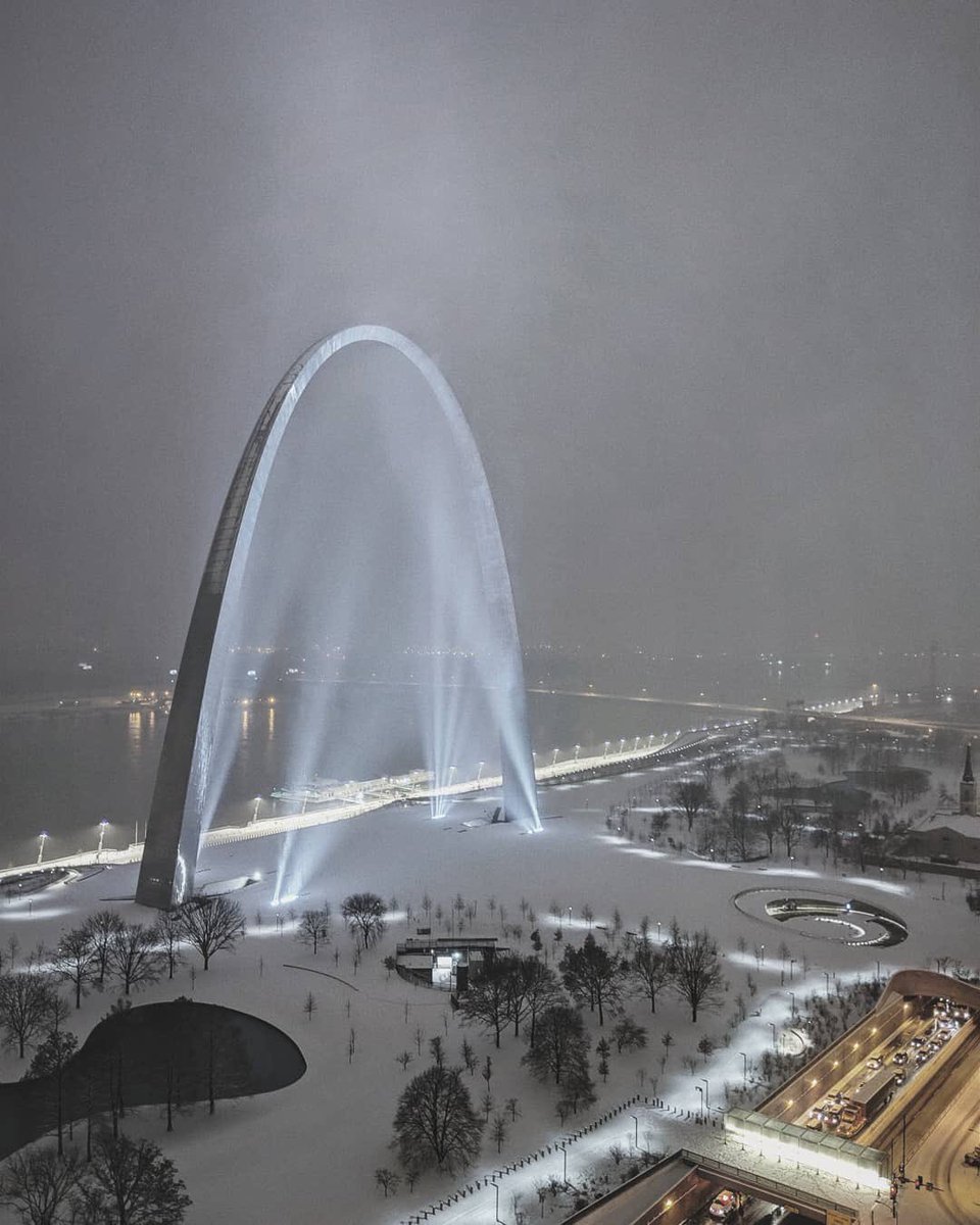 VoiceofStChas's tweet image. #beautiful #arch #stlweather #stlsnow @GatewayArchSTL