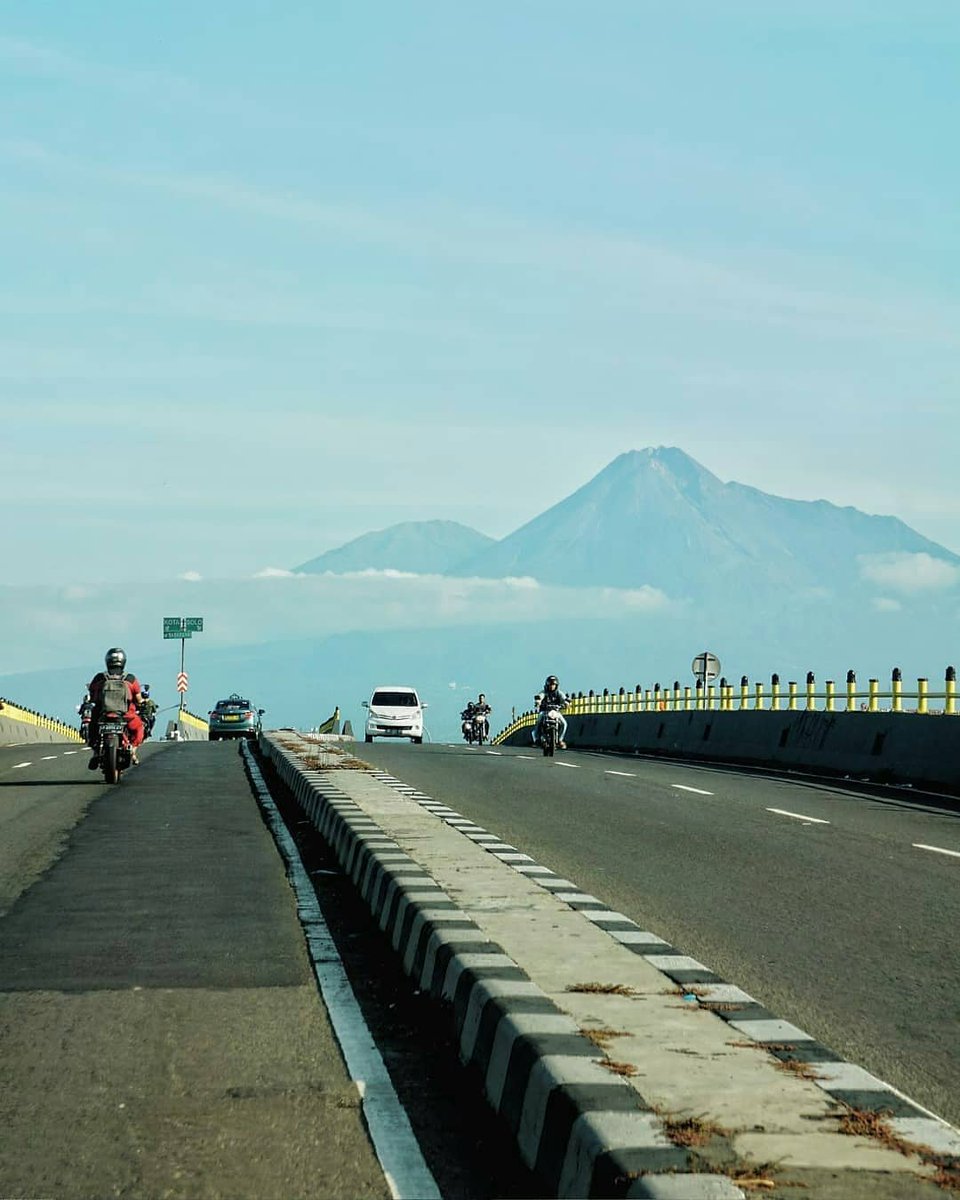 Jogja24Jam's tweet image. Pagi yang indah dari sudut Jogja. saat melewati fly over Janti pernah liat pemandangan indah ini?😍.
.
Loc: Fly over Janti
Photo by @rommydhano
#janti #merapi #flyoverjanti