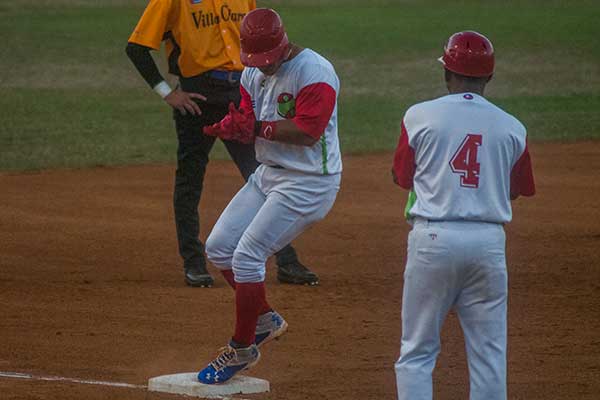 istvanojeda's tweet photo. Mientras @DublerV da más detalles en @26deLasTunas Vamos adelantando con instatáneas de la primera victoria de #LeñadoresLTU 🌵 vs #AzucarerosVCL 🐆13 carreras por 6 Con @VanguardiaCuba @glendaboza @LaZucel https://t.co/I2r16CT9SQ