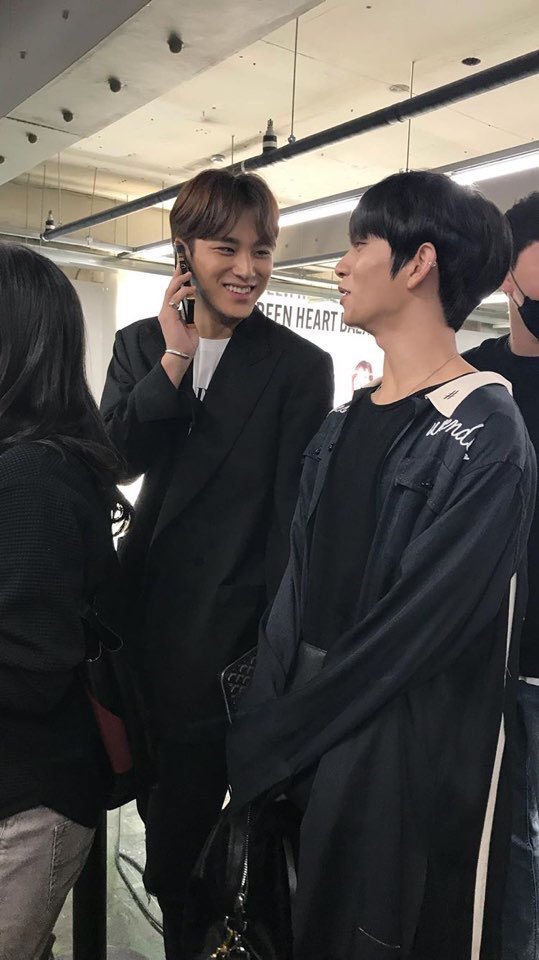 [mingyu calling chaeyeon]more pictures of the two on the phone, look how happy they looked♡