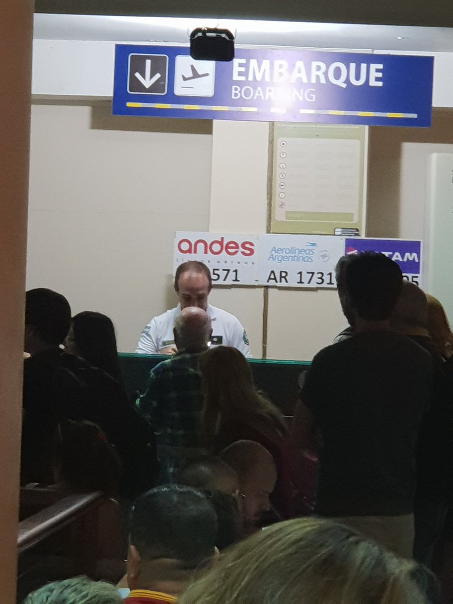 Oiga <a href="/SeguridadPSA/">POLICÍA DE SEGURIDAD AEROPORTUARIA</a> 3 vuelos juntos una sola puerta y dejan a un solo tipo con 200 metros de cola..Iguazú 11 de enero.