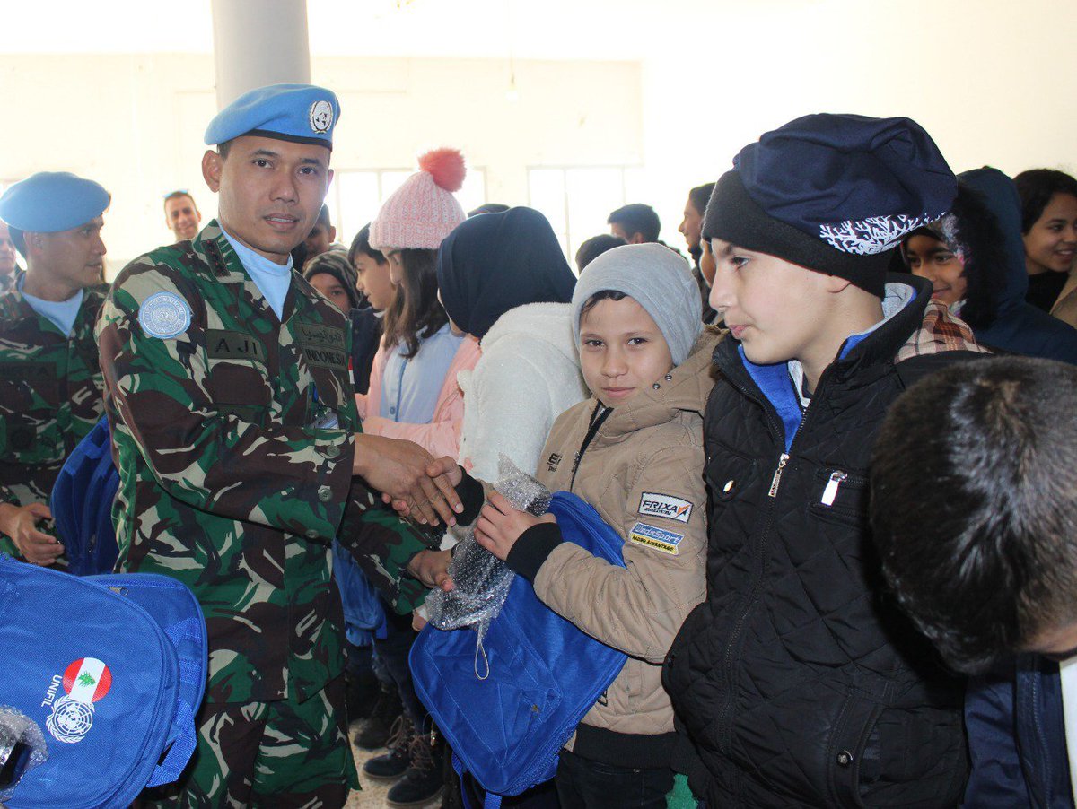 Pada kesempatan tersebut Tim PDMC Satgas MCOU UNIFIL memberikan penyuluhan secara garis besar mengenai tugas-tugas UNIFIL kepada 50 siswa/siswi di ruang aula sekolah. Selanjutnya Komandan Konga TNI UNIFIL 2019 Kolonel Inf Aji Mimbarno, S.A.P.,  
#PublicSchool #KontingenGaruda