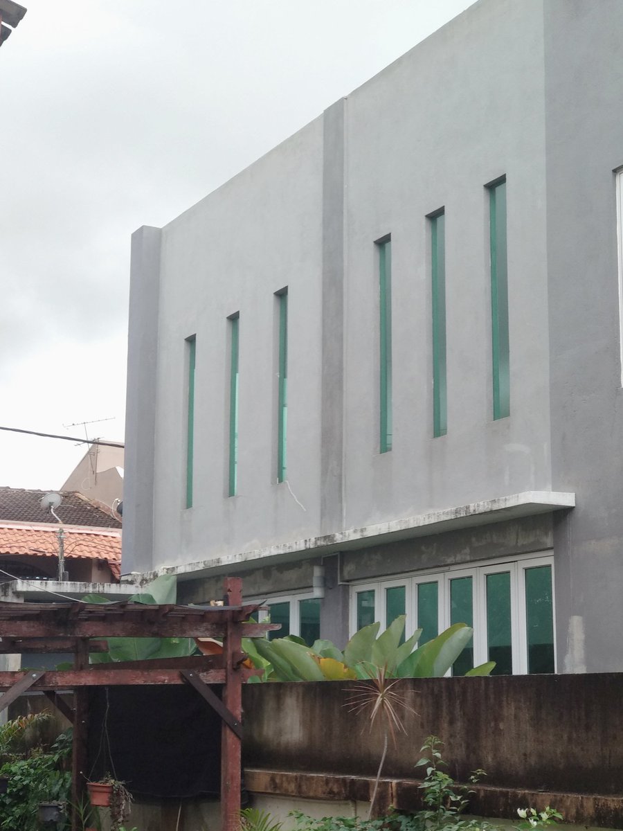 syahir_sageng's tweet photo. Kenapa architect tidak menggalakkan orang Malaysia, buat design flat roof. Sebab tumbuhnya algae.

Rumah ni tak sampai 7 tahun construct, dahpun ada algae.

Design is design, tapi kadangkala biarlah praktikal, realistic,

Thats why kita ada site analysis. https://t.co/zv8vDE27Nd