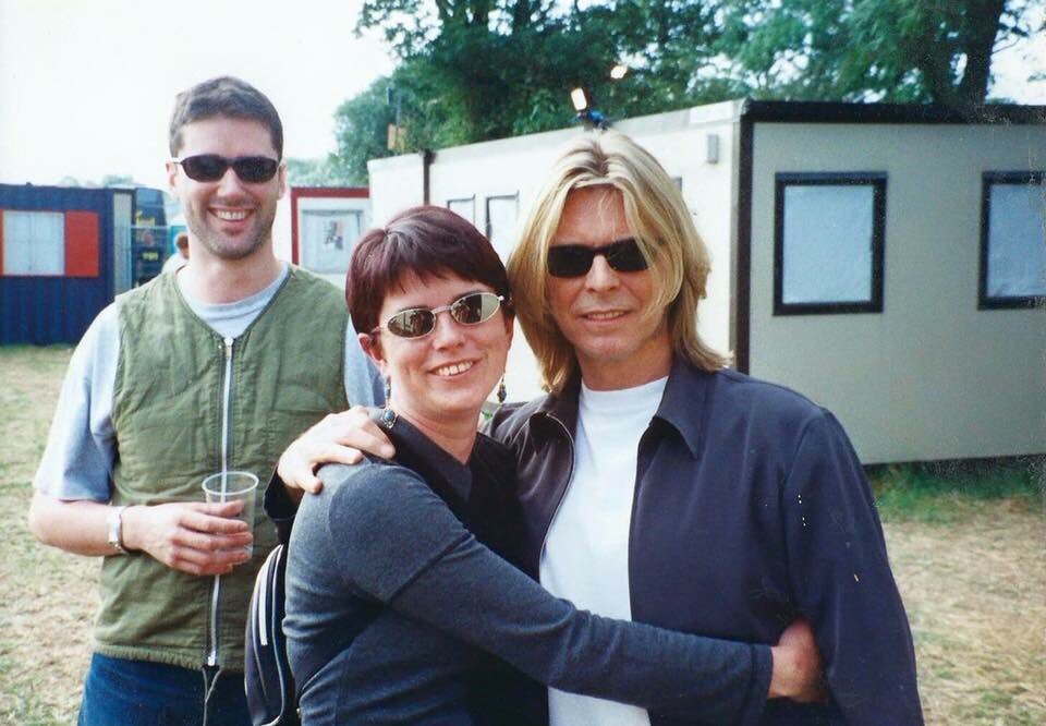 #SundayBest My favourite Sunday. Outside my dressing room at Glastonbury on Sunday 25th June 2000.
I took this photo of David Bowie and <a href="/RossCrazyPedros/">Ross Mackenzie</a> &amp; Maria. The best photo I’ll ever take. 🙌🏽❤️  <a href="/davidbowiereal/">David Bowie Official</a> @glastofest 

#Bowie #DavidBowie #Glastonbury