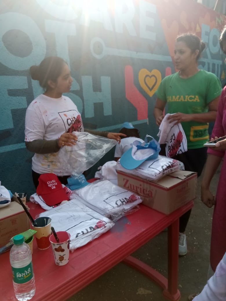 mpowerminds's tweet photo. Volunteers have started pouring in to paint on the Canvas of Change. Make the most of this #SundayMorning by joining @chalrangde & Mpower - The Foundation, at S.V. Road, Bandra, to help spread positivity about mental health & #StampOutStigma #ChalRangDe https://t.co/jLD6ciE6oG