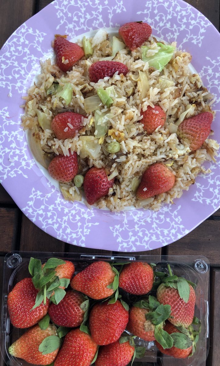 Nasi Goreng #Strawberry !!
Asyik2 nasi goreng. Tak reti masak yg lain ke? 

Reti tapi ini special sbb strawberry beli di #CameronHighlands sempena pilihan raya kecil

Nasi, bawang, telur, bilis, lada, sos cili, kobis, garam, minyak sawit & strawberry dibelah dua

Sedap..sila cuba