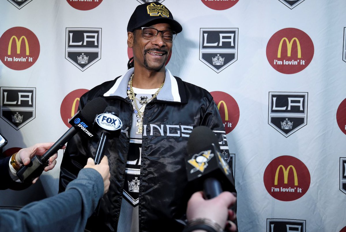 LAKingsPR's tweet photo. 'Snoop Doggy Dogg.  Need to get a jobby job.'  Well the #LAKings put him to work tonight as our latest Hockey Night in LA guest of honor.  #DOhDoubleG https://t.co/Qyc9ZfdvEh