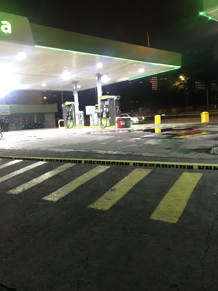 LiZ__Maya's tweet photo. Gasolinera. Rio san Joaquín y calle4 cerrada. Hay 10 coches formados y no hay gasolina 12:23 
13 enero 2019. #reportegas @ChevroletMexico https://t.co/GbfB73bItc