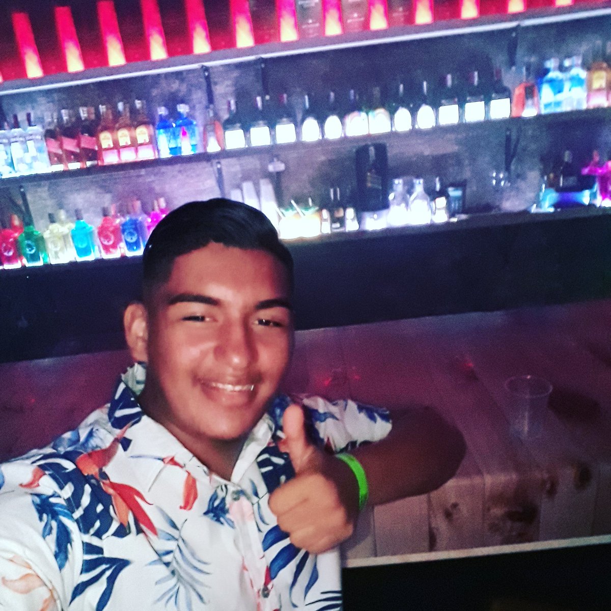 DR4dik's tweet image. VIVIENDO AL MÁXIMO 😎