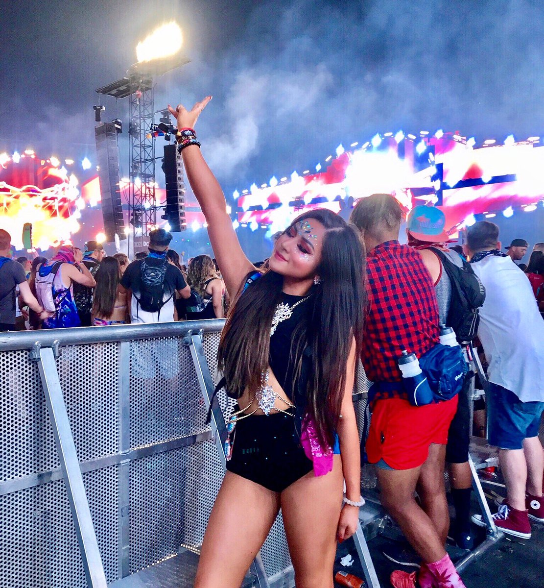 vanessamoone's tweet photo. My favorite festival looks of 2018 💕 https://t.co/pIKTdCeMGV