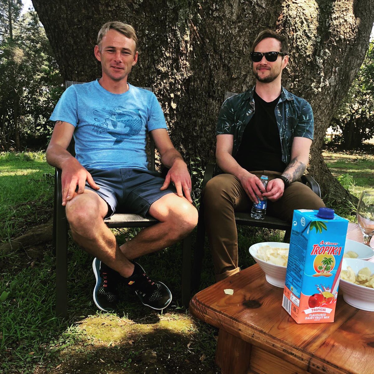 LennieMuller's tweet photo. Hier is paar agter die skerm foto’s van my onderhoud met @Ruan_Josh op @KleinBeginTV program! Onthou om te kyk Maandag aand 19h30 op @SABC_2 ! @CloverWayBetter 
#tvinterview #behindthescenes #agterdieskerms #kleinbegin #mystory #singersongwriter #afrikaansakoesties https://t.co/BZjQ4KdHBD