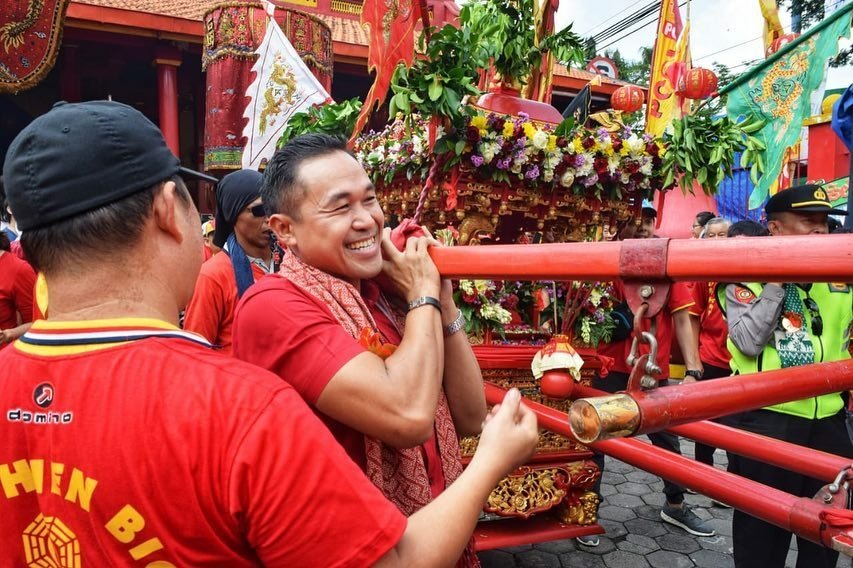 SekitarKudus's tweet image. Bupati Kudus Bpk Tamzil dan Kapolres Kudus Bpk Saptono menghadiri acara Kirab Perayaan Bwee Gwee di Kelenteng Hok Hien Bio. 

📸 : IG Kapolres Kudus. 

#sekitarkudus 
#skinfo