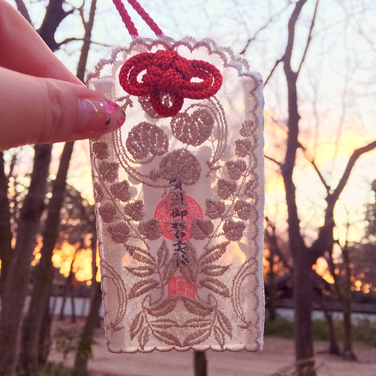 京都 下鴨神社にある レースのお守り が美しすぎる 日に当てると透けてラメの刺繍糸がキラキラして ご利益ありそう Togetter 京都 下鴨神社にある レースのお守り が美しすぎる 日に当てると透けてラメの刺繍糸がキラキラして ご利益ありそう Togetter