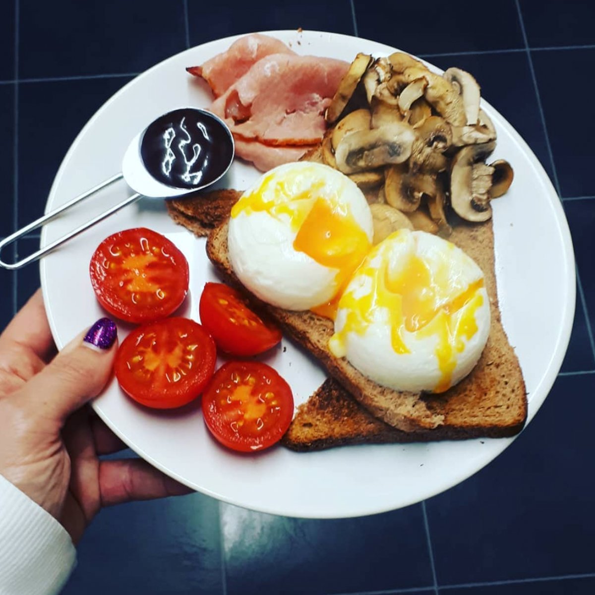 SlimmingWorld's tweet photo. In need of some #Sundaybrunch inspiration? Feast your eyes on this tasty start to the day from Sarah (mrs.s.huskinson_sw on Instagram). Dippy eggs, juicy mushrooms and tender bacon – what’s not to love? #FoodOptimising https://t.co/wGQM4eZHxC