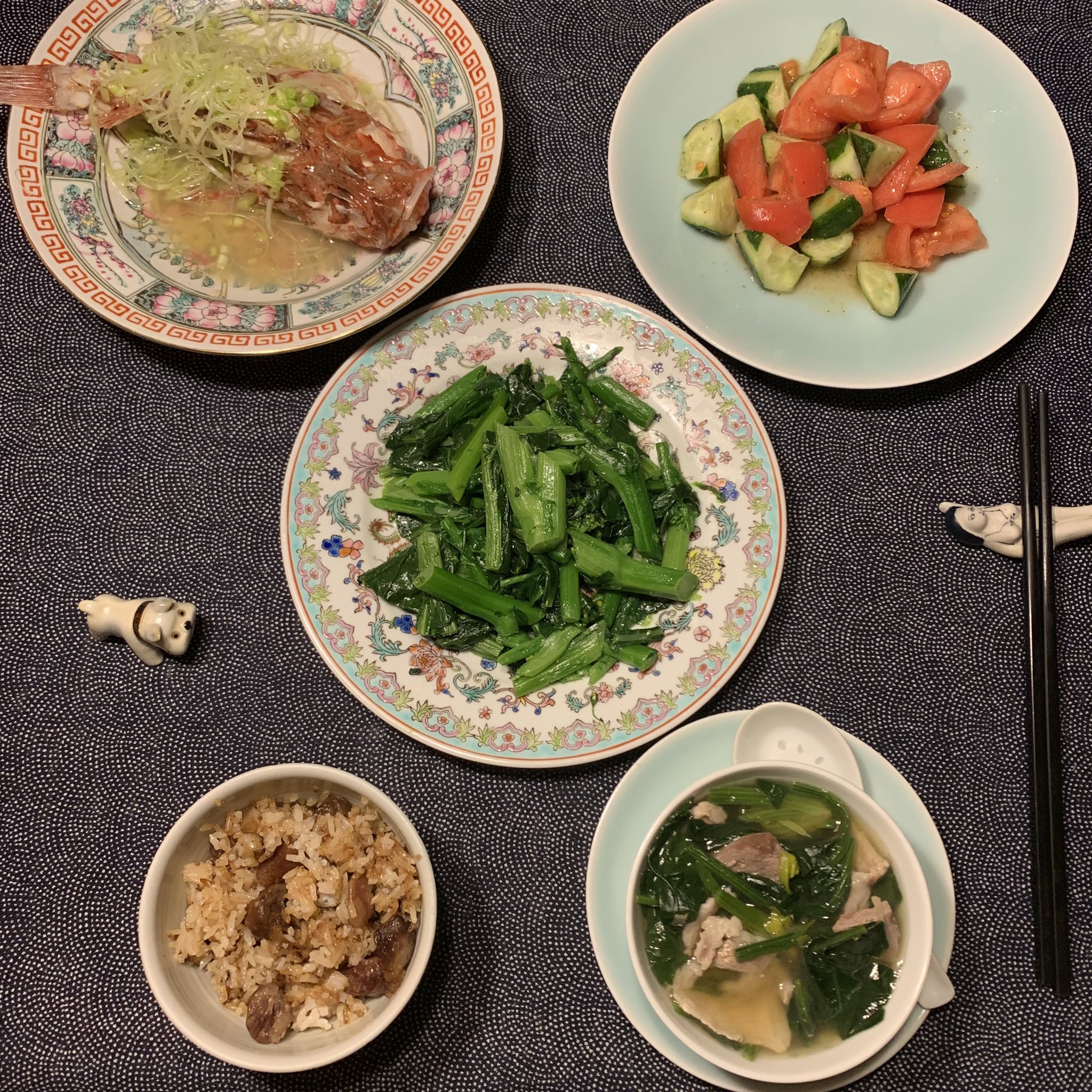 小野寺 光子 今日の晩ご飯 魚屋でオニカサゴ を買ったので 試しに清蒸にしてみました 青菜はオータムポエム ご飯は臘腸 潤腸 臘肉 チャイニーズソーセージや皮付きバラ肉の干し肉 の煲仔飯 スープは菠菜豬 肝瘦肉湯 ほうれん草とレバー 豚赤身のスープ